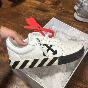 Off-White Virgil Abloh Womens White and Black Arrow Sneakers